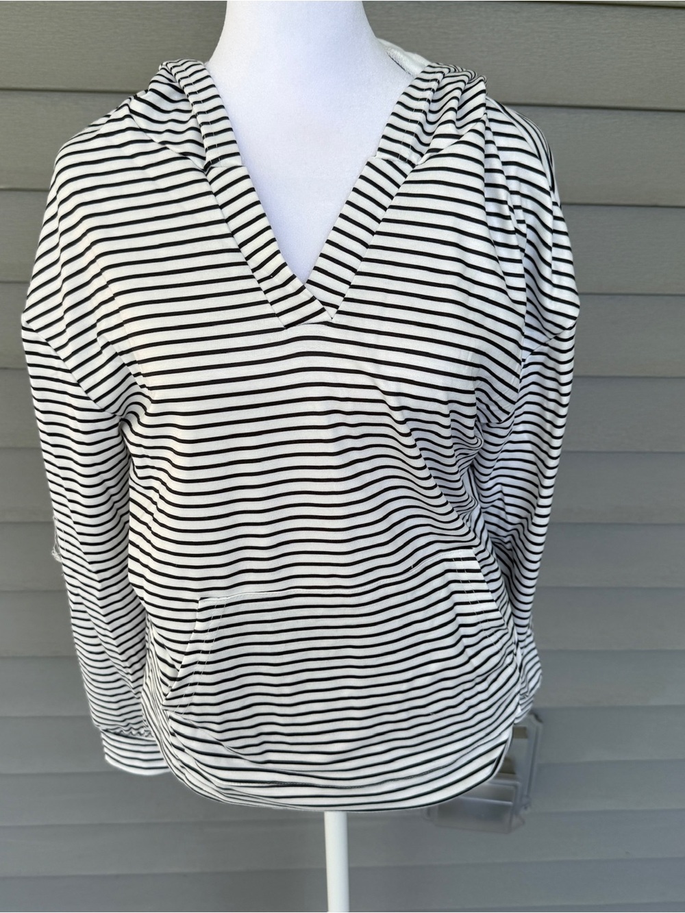 NWOT Black White Thin Striped V Neck Drawstring Hooded Pullover Sweatshirt Small